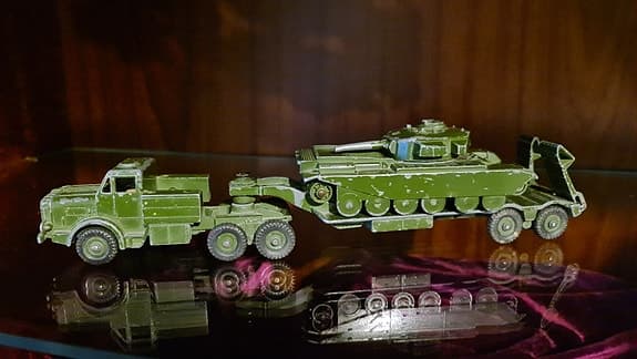 Äldre leksaksbilar Militärfordon tanks Dinkytoys