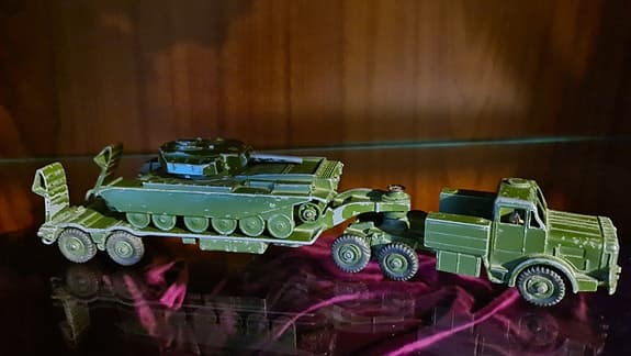 Äldre leksaksbilar Militärfordon tanks Dinkytoys