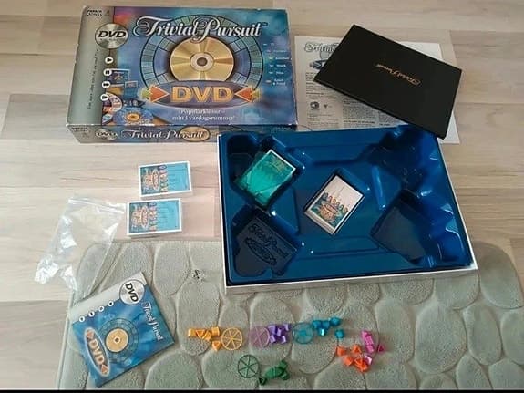 Lego Star Wars bok "De mäktiga sithlordernas" + Trivial Pursuit DVD spel