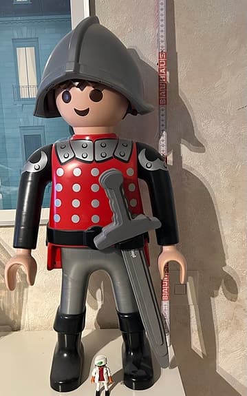 Playmobil leksakssoldat röd och svart