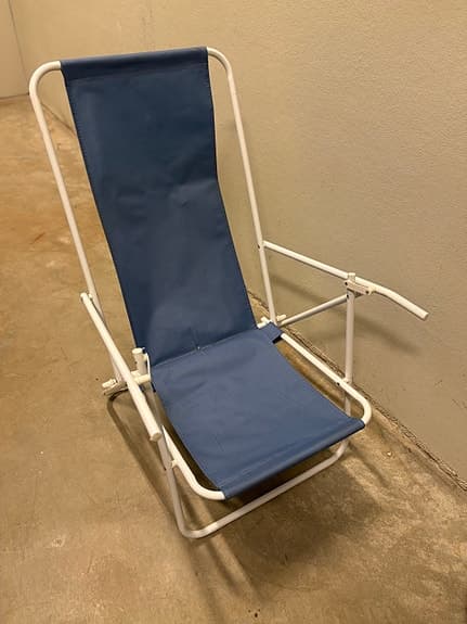 Hopfällbar brassestol med blått tyg och vit metallram