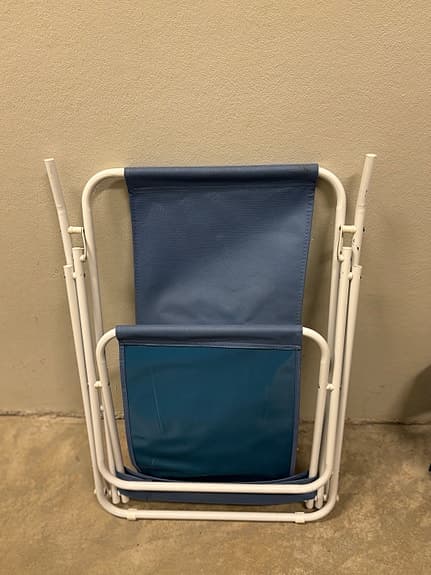 Hopfällbar brassestol med blått tyg och vit metallram