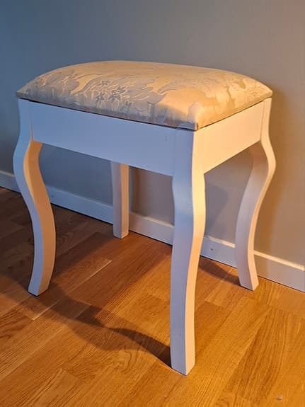 Vit pall med blommigt mönstrad dyna