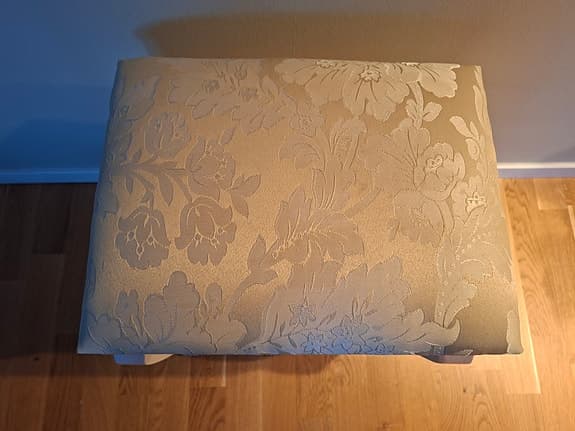 Vit pall med blommigt mönstrad dyna