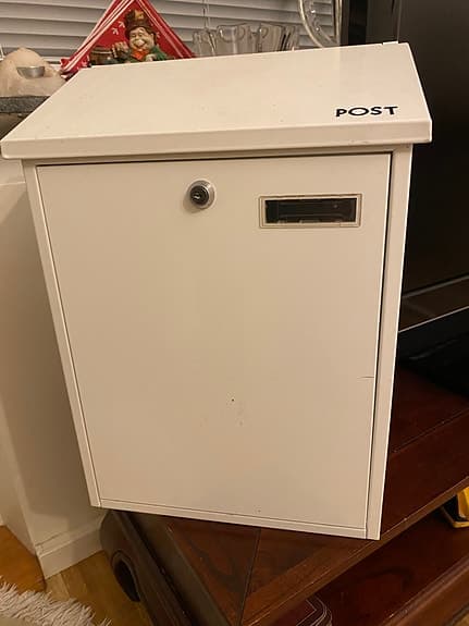 Brevinkast postlåda vit metall