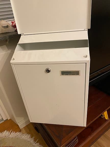 Brevinkast postlåda vit metall