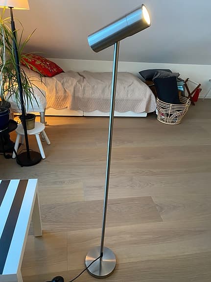 Golvlampa i metall med lampskärm i metall