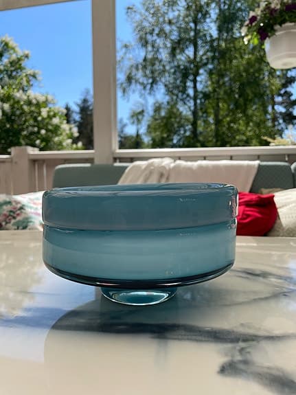Diverse skålar och vaser , figurin i glas och keramik.