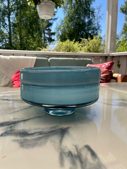 Diverse skålar och vaser , figurin i glas och keramik.