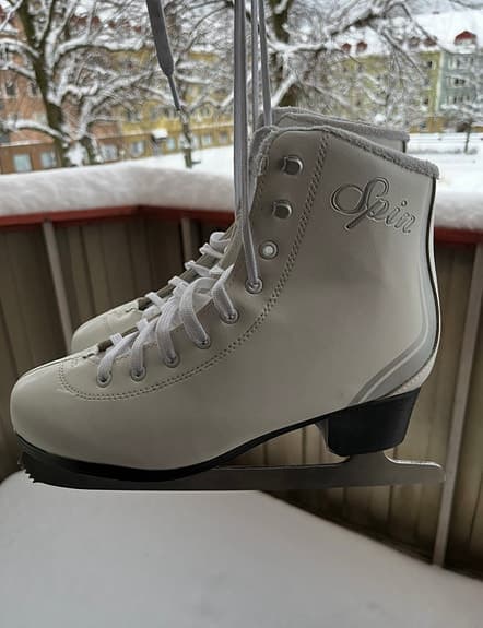 Spin Skridskor storlek 41 +hjälm & tygpåse