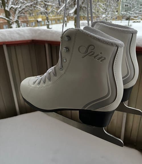 Spin Skridskor storlek 41 +hjälm & tygpåse