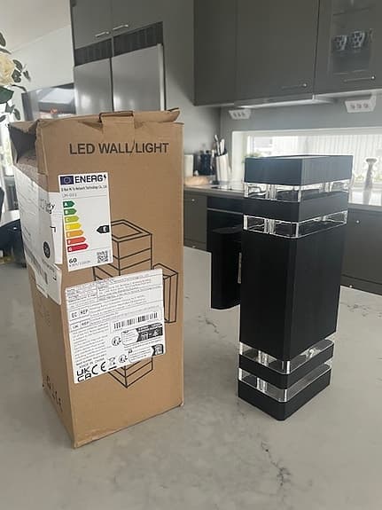 Utebelysning 8 st lampor (4 helt nya + 4 lite använda)