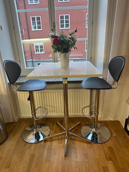 Barbord (103 cm höjd) &  två barstolar (svart konstläder) från Mio