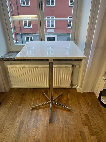 Barbord (103 cm höjd) &  två barstolar (svart konstläder) från Mio