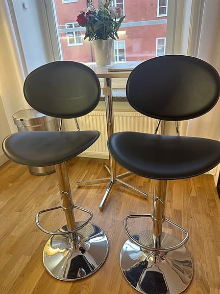 Barbord (103 cm höjd) &  två barstolar (svart konstläder) från Mio