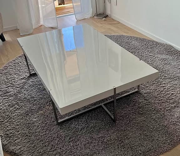 Soffbord i vit högglans