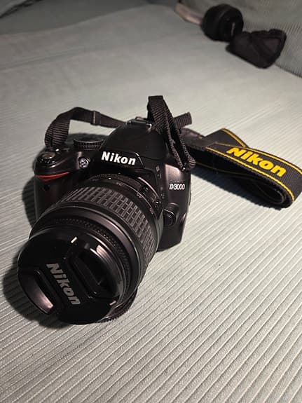 Nikon D3000 Kamera, 2 objektiv, 1 blixt, 2 väskor