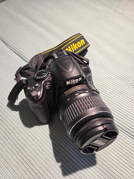 Nikon D3000 Kamera, 2 objektiv, 1 blixt, 2 väskor