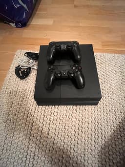 Sony Playstation 4 Spelkonsol med två handkontroller och kablar