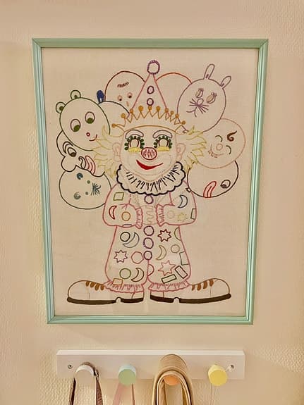 Broderad tavla med clown och ballonger