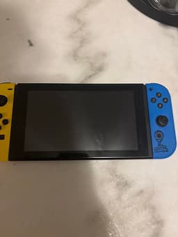 Nintendo Switch Spelkonsol med blå och gul Joy-Con