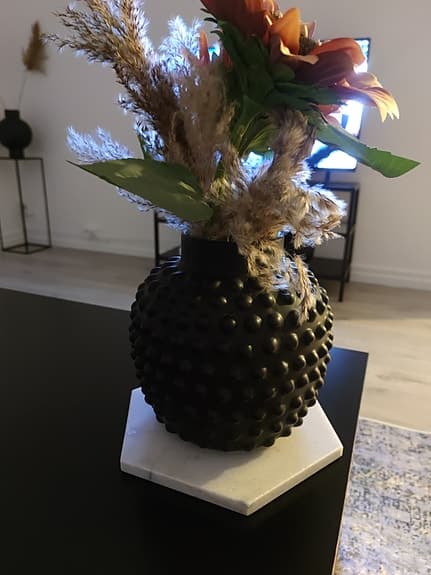 Större svart bubblig vas