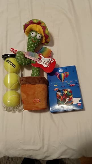 Leksaker, plus plus och en sjungande svamp.
