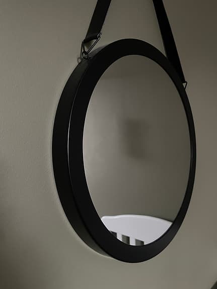 Spegel med läderband