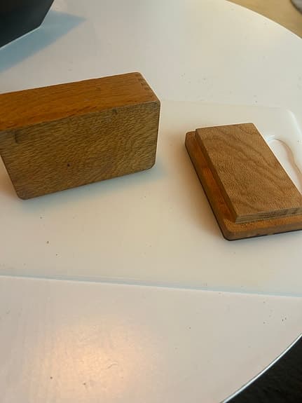 Träask med inläggning i trä och turkos sten