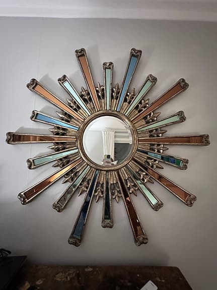 Spegel från The One i solform – pampig och dekorativ väggspegel