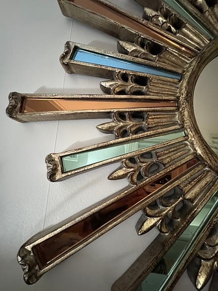 Spegel från The One i solform – pampig och dekorativ väggspegel