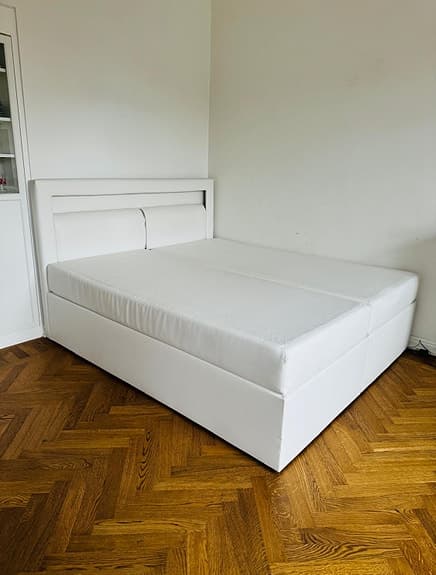 Bra pris, jättefin dubbelsäng, 180x200. Komplett med bäddmadrass mm