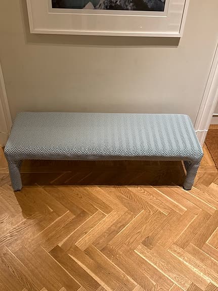 Upholstered handgjord bänk
