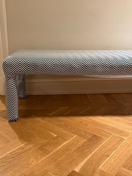 Upholstered handgjord bänk