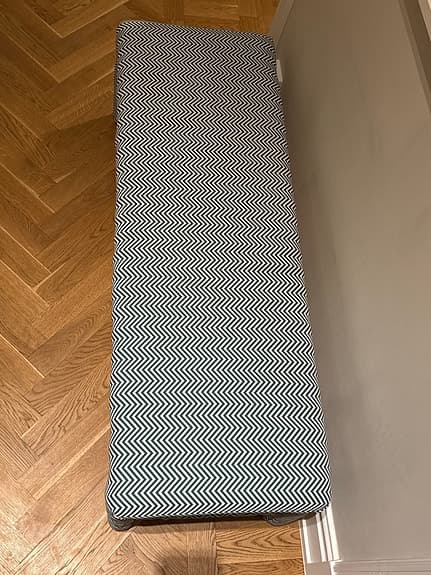 Upholstered handgjord bänk