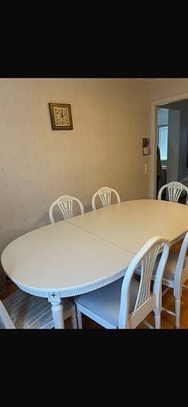 Klassisk gustaviansk matgrupp, plats för 4–6 personer.