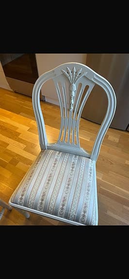 Klassisk gustaviansk matgrupp, plats för 4–6 personer.