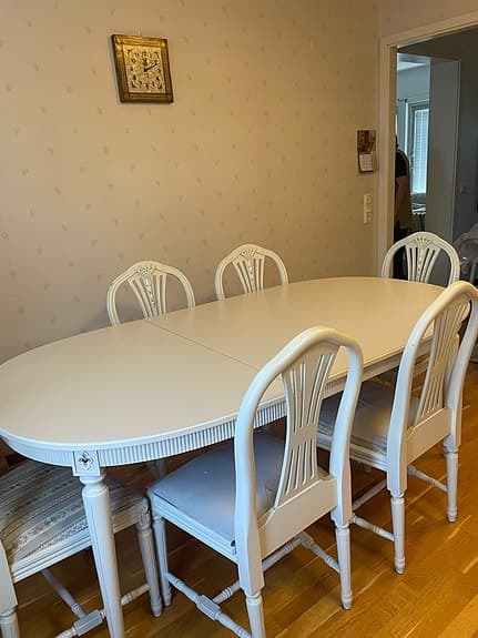 Klassisk gustaviansk matgrupp, plats för 4–6 personer.