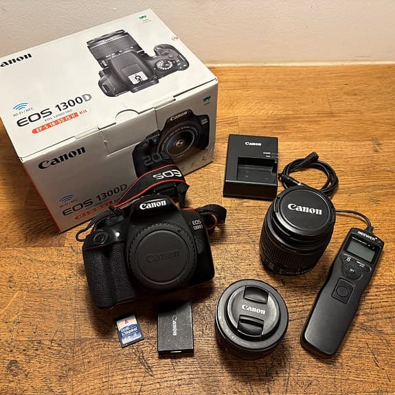 Canon 1300D EF-S 18-55 IS II - 50 mm f/1,8 - fjärrutlösare