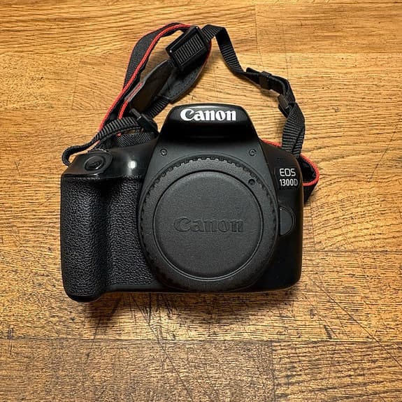 Canon 1300D EF-S 18-55 IS II - 50 mm f/1,8 - fjärrutlösare