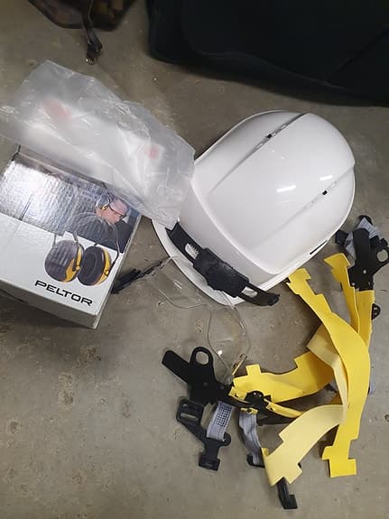 Skyddshälm/Hörslkåpor/kapselhörsydd/knäskydd. Etc