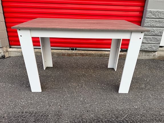 Matbord / köksbord 120×69,5 cm – vit/grå trälook (mycket fint skick)