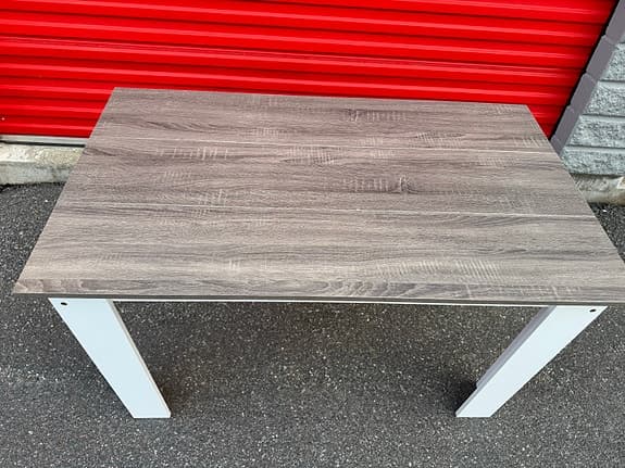 Matbord / köksbord 120×69,5 cm – vit/grå trälook (mycket fint skick)