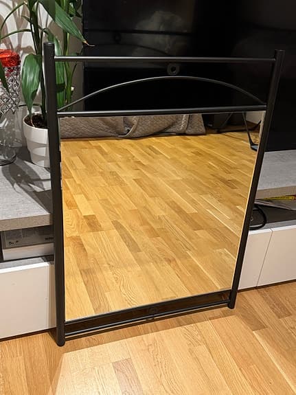 Stilren svart spegel – 64 × 90 cm  Snygg och tidlös spegel i svart metallram.