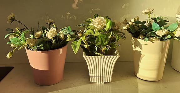 Konstblommor och krukor