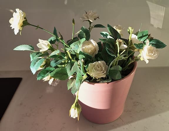 Konstblommor och krukor