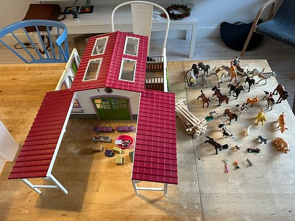 Schleich Häststall med tillbehör