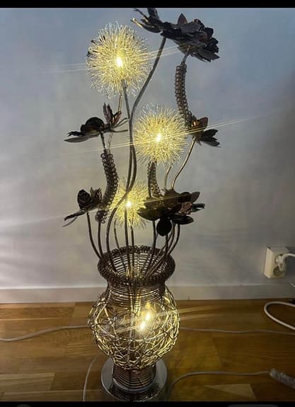 golvlampa med blommotiv och LED-ljus