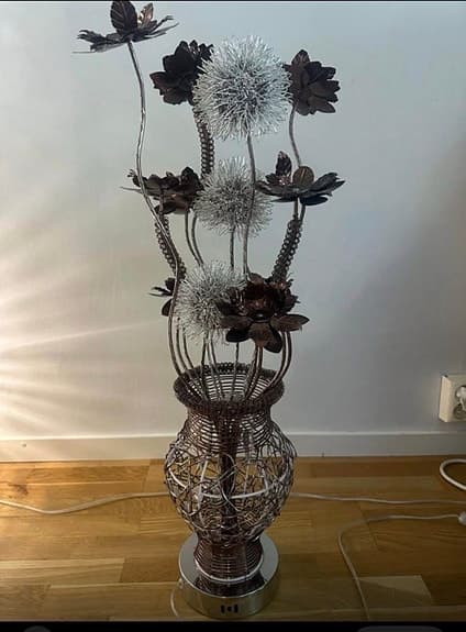 golvlampa med blommotiv och LED-ljus