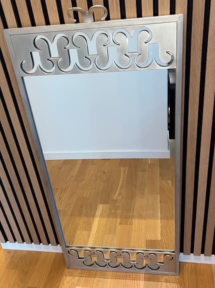 Spegel i tenn från 1900-talets första hälft.